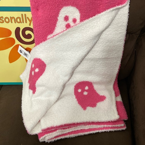 Cupcakes & Cashmere Oversized GHOST Print Throw - Picture 2 of 6